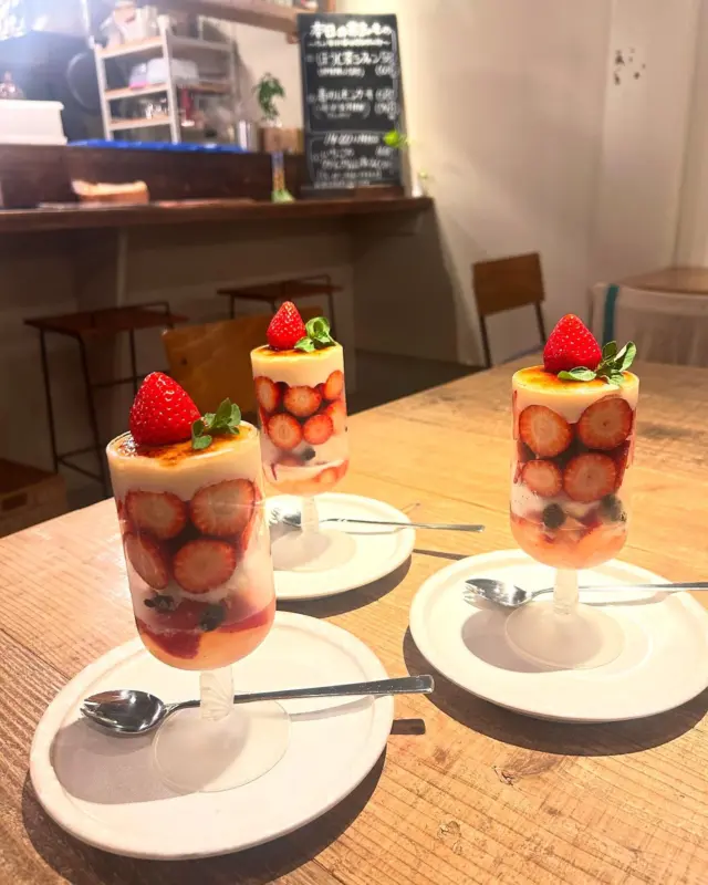 .
『いちごのクリームブリュレパルフェ』
おかげさまで完売し終了いたしました🙇🏻‍♀️

食べに来てくださったみなさま
ありがとうございます！

お目当てに来てくれた方も多かったなぁと思います

個人的にも今回の農薬不使用のいちごはとくに
しっかり甘みがあって美味しかったなぁと思います！

いちご欲満たされましたでしょうか😌🍓

また来年やるかやらないか
分からないけど、、お楽しみに...

うちには
・昔風プリン
・ベイクドチーズケーキ
・レモンケーキ
・ほうじ茶シフォンケーキ
・アイスクリーム(ミルク・ヴィーガン)
・プリンとブラウニーのパルフェ(14時以降)
などなど他にもスイーツあります

明日は
10:30～喫茶
12:00～ごはん
14:00～パルフェ、デザートプレート など
お食事のラストオーダーは19:00

おまちしてます

#マクロビオティック #プラントベース #夜カフェ #富山カフェ #オーガニックカフェ #自然食レストラン#いちごパルフェ#富山ヴィーガン