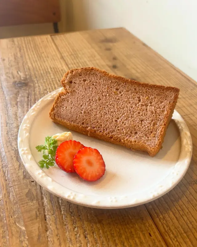 .
シフォンケーキがほうじ茶から
『いちご』に変わりました！

ほんのりいちごが香る生地に
ソイクリームといちごを添えました

小麦、乳、添加物 不使用で
からだに負担の少ないおやつです

毎日あっという間に時間が過ぎていきますね...
そんな忙しいあなた
ちょっとでもほっとしに来てください🍵

明日は
10:30～喫茶
11:0 30～ごはん
14:00～パルフェ、デザートプレート など
お食事のラストオーダーは19:00
おまちしてます

#マクロビオティック #プラントベース #夜カフェ #富山カフェ #オーガニックカフェ #自然食レストラン#いちごシフォン#米粉