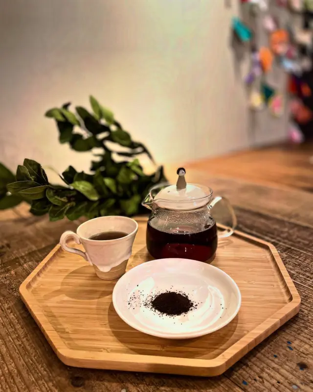 季節のお茶~黒煎り玄米茶~
　
　
5/5から季節は夏となりまして

季節のお茶が黒煎り玄米茶に変わっています。　

農薬不使用の玄米を10時間炒った手間のかかる貴重なお茶。
玄米のおいしさをそのまま煮出したような深いお味。

 ※思ったり苦くなくて
もちろんノンカフェイン
　
　
夏は、心臓、小腸が弱まりやすくて、黒煎り玄米茶はこれらを労わってくれます。
 
 
トキメキ不足にも、効くらしいとかなんとか🤭💭
トキメキが足りてない人は
ぜひ、心を潤しにきてね！

低体温の方や、甘いもの好きな方にもおすすめ

これからの夏の暑さに備えて、ぜひ飲みにきてくださいっ
 

 #黒煎り玄米茶  #豆こ食堂やむなし  #マクロビオティック  #富山ランチ　#オーガニックカフェ  #富山カフェ  #富山スイーツ  #vegan