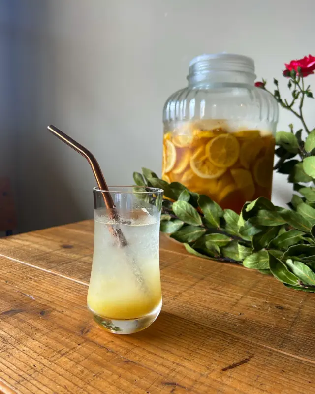 ｰ酵素ドリンクがさっぱりレモンに変わりましたｰ
 

だんだんと暑くなってきて
さっぱりとしたものが飲みたくなったので、レモンを酵素にしちゃいました！

 
 
皮まで丸ごと2週間以上漬けたので、レモンの爽やかな香りをあますことなく感じられるドリンクになりました。
甘くて、ほんのり苦くて酸っぱくて美味しいー
 
 
暑い時にぴったり！☀️
ソーダ割りもできます。
すっきりガツンと、爽快な気分になります。

 
 そしていつものように、一週間分の酵素持ち帰りもやってます！
 
 
7日間分の酵素シロップ原液をお渡しするので、
お家でお酒と割るもよし、
ソースにしたり、
ドレッシングにしてね
 

 店頭でも農家さん直送のレモン販売しております！

レモンといえば、ビタミンC！
日焼け対策や、疲労ぎみさん、ストレス対策にもおすすめ！

 #豆こ食堂やむなし #無添加  #マクロビオティック #オーガニックカフェ  #白砂糖不使用 #ギルトフリー  #富山カフェ #レモン
⁡